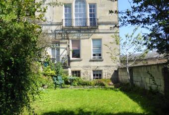 Georgian Garden Flat in Heart of Bath - free parking has Balcony rooms