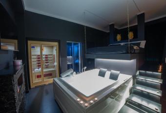 Love Suite Roma - Il Nido d Amore has rooms with a private hot tub