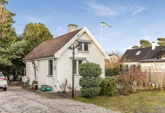 Guesthouse close to the beaches in H  llviken has Balcony rooms