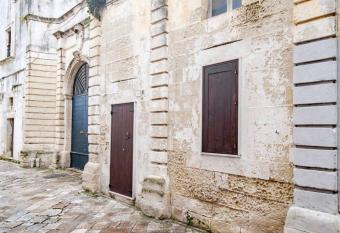 CASA FIORE has Balcony rooms
