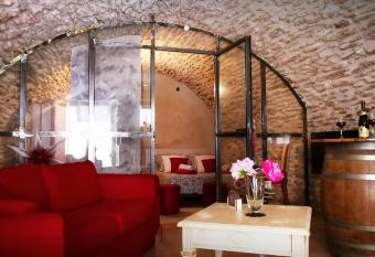 Chambre d hote de charme avec plein d authenticit   du 13   me si  cle allows 18 year olds to book a room