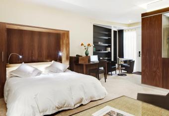 Hotel du Commerce has Balcony rooms