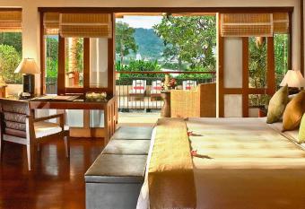 Baan Yin Dee Boutique Resort Phuket - SHA Plus has rooms with a private hot tub