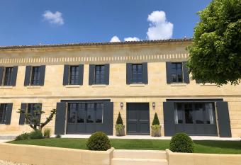 Ch  teau Soutard Cadet has Balcony rooms