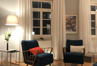 Zentraler geht es kaum - in k  niglicher Nachbarschaft! allows 18 year olds to book a room