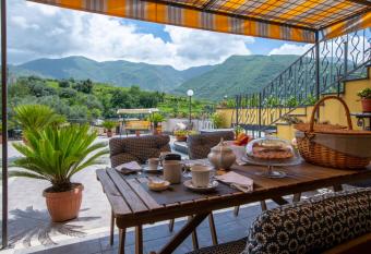 B&B L Abbraccio has Balcony rooms