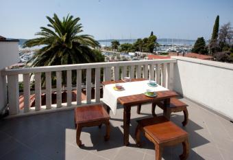 Yacht Beach Apartments has rooms with a private hot tub