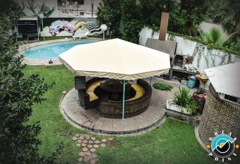 Break Point Hostel has Balcony rooms