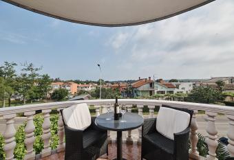 APARTMENT CAR UMAG 3 has Balcony rooms