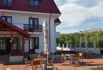 PENSIUNEA BERCA has Balcony rooms