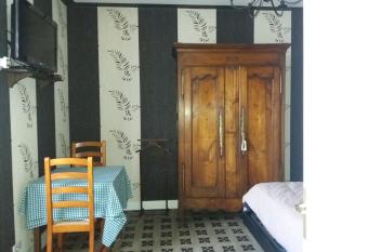 chambre meubl  e    louer allows 18 year olds to book a room