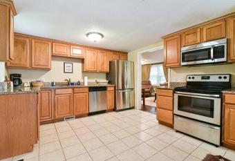 Asheville Creekside Bungalow allows 18 year olds to book a room