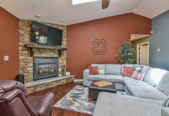 Game room, hot tub, just 7 miles to downtown Asheville! allows 18 year olds to book a room