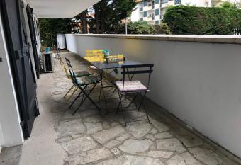 T3 MAGNOLETTA AVEC TERRASSE PROCHE DES PLAGES has Balcony rooms