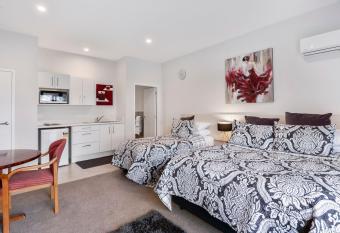 Dunrovin Motel allows 18 year olds to book a room