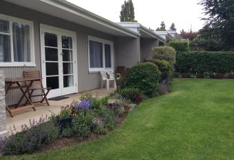 Alexandra Garden Court Motel allows 18 year olds to book a room