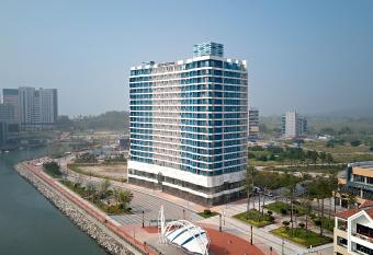 Ocean Soleview Hotel allows 18 year olds to book a room