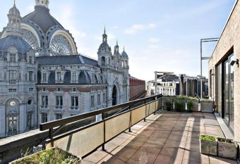 City PENTHOUSE, rooftop terrace, free NETFLIX, wifi and airco has Balcony rooms