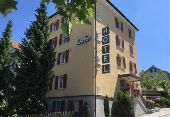 Hotel Sporting allows 18 year olds to book a room