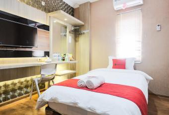 RedDoorz Plus @ Simpang USU Medan has Balcony rooms