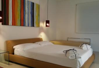 Portopalosuite has rooms with a private hot tub