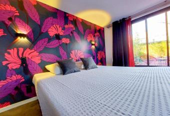 Le Huis Clos has Balcony rooms