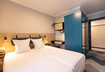 HOTEL LEHOUCK allows 18 year olds to book a room