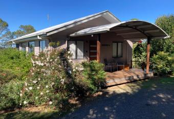 White Cedar Cottage has Balcony rooms