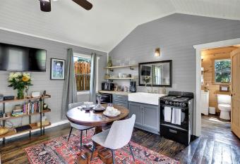 Luxurious and Intimate Cottage in FredWine Country has Balcony rooms