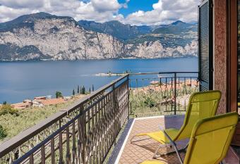 Villa Nadya by GardaDoma has Balcony rooms