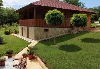 Kuca za uzivanje allows 18 year olds to book a room