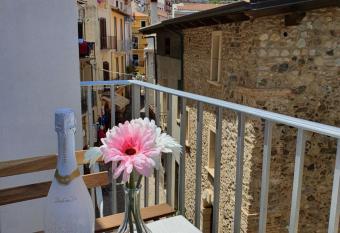 Scilla s Dream has rooms with a private hot tub