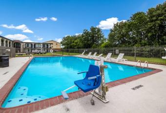 Motel 6 Groves Tx allows 18 year olds to book a room