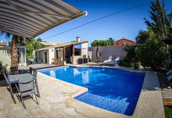 Chez Serge et Isa allows 18 year olds to book a room