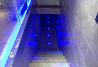 Logement haut de gamme jacuzzi sauna allows 18 year olds to book a room