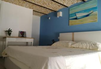 A casa di Ninuccia allows 18 year olds to book a room