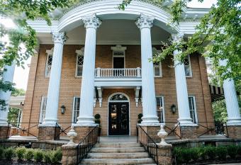 Heritage House Bed & Breakfast - Boutique Adults-Only Inn allows 18 year olds to book a room