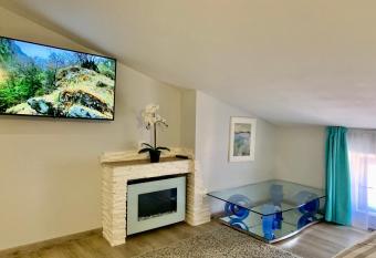 Mon petit nid d amour au c  ur historique de Fr  jus allows 18 year olds to book a room