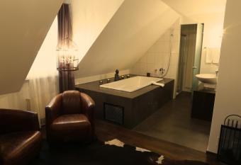 Boutique Hotel Weisses Kreuz - Adult only Hotel allows 18 year olds to book a room