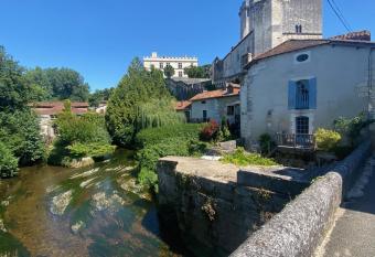 La maison du vieux pont has Balcony rooms
