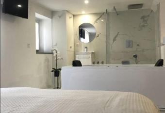 love room white - les delices rooms allows 18 year olds to book a room