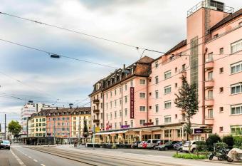 Hotel Stoller allows 18 year olds to book a room