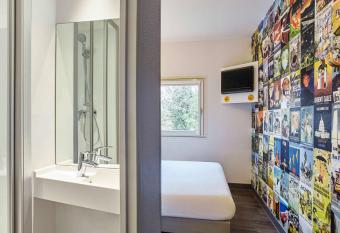 hotelF1 Marseille Plan de Campagne N  1 allows 18 year olds to book a room