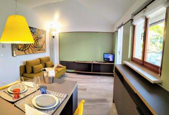 TERRAZZA CON VISTA allows 18 year olds to book a room