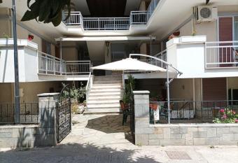 Vanta Studio has Balcony rooms