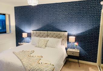 The Hive, Private Large Double Room, Barking, Close to London has Balcony rooms