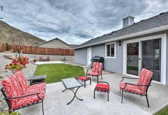 Saddle Rock East Wenatchee Home Less Than 3 Miles to Town has rooms with a private hot tub