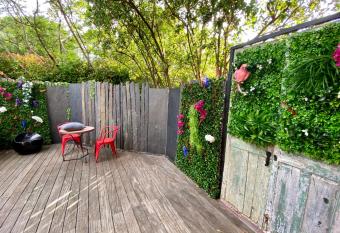 Le Hameau des Lucioles has rooms with a private hot tub