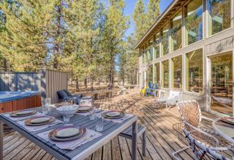 Red Cedar Lane 60 has Balcony rooms