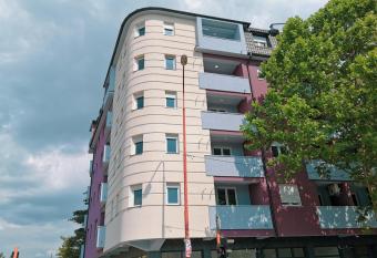 Cozy Corner Apartments - Free parking & Wi-fi has Balcony rooms